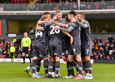 Grimsby Town Plymouth Argyle orta saha oyuncusu Adam Randell (20), 5 Kasım 202 tarihinde Blundell Park, Cleethorpes, Birleşik Krallık 'ta oynanan Emirates FA Cup First Round maçında Grimsby Town - Plymouth Argyle maçında 0-1 kazanma golünü kutluyor.