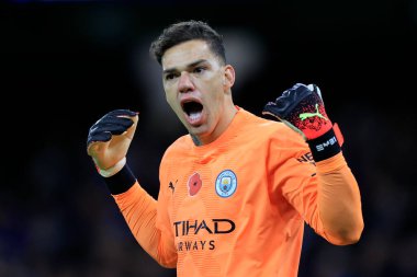 Manchester City 'den 31 numaralı Ederson, 5 Kasım 202' de Etihad Stadyumu 'nda Manchester City ile Fulham arasındaki Premier League maçında kazandığı 2-1' lik galibiyeti kutluyor.