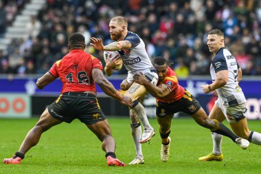 İngiltere 'den Sam Tomkins, Papua Yeni Gine' den Edwin Ipape ile oynanan Rugby Ligi Dünya Kupası 2021 Çeyrek Final Maçı 'nda İngiltere ve Papua Yeni Gine' ye karşı DW Stadyumu, Wigan, Birleşik Krallık, 5 Kasım 202