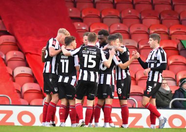 Grimsby Town orta saha oyuncusu Otis Khan (11), Grimsby Town orta saha oyuncusu Otis Khan (11), 5 Kasım 202 tarihinde Blundell Park, Cleethorpes, Birleşik Krallık 'ta oynanan Grimsby Town - Plymouth Argyle maçında aldığı golü kutluyor.