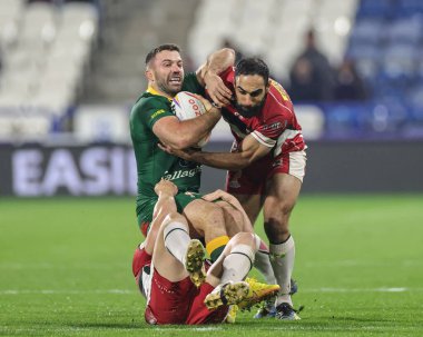 Avustralyalı James Tedesco, Rugby Ligi Dünya Kupası 2021 Çeyrek final karşılaşmasında Lübnan 'a karşı John Smith Stadyumu, Huddersfield, Birleşik Krallık, 4 Kasım 202' de oynanan karşılaşmada Lübnanlı Andrew Kazzi tarafından yenildi.