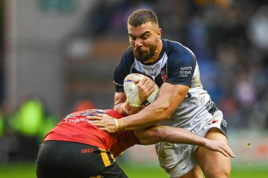 İngiltere 'den Mike McMeeken, Rugby Ligi Dünya Kupası 2021 Çeyrek Final Maçı' nda Papua Yeni Gine 'ye karşı Wigan, Birleşik Krallık' ta 5 Kasım 202 'de oynanan DW Stadyumu' nda Papua Yeni Gine karşılaşmasında Papua Yeni Gine 'li Rhyse Martin' e yenildi.