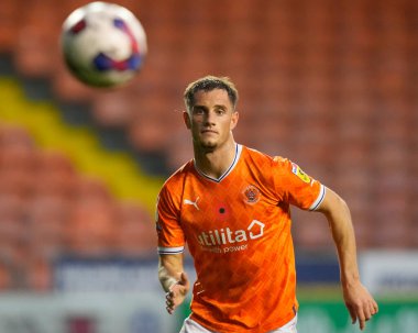 Blackpool 'dan Jerry Yates 5 Kasım 202' de Bloomfield Road, Blackpool 'da Blackpool-Luton Town maçında topla sohbet ediyor.