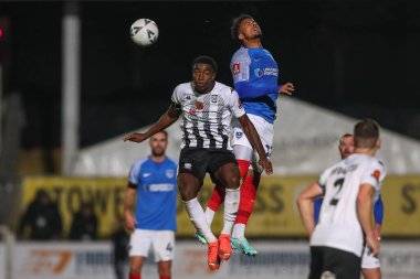 Jethro Hanson # 15 of Hereford ve Josh Koroma # 27 of Portsmouth, 4 Kasım 202 'de Birleşik Krallık' ın başkenti Hereford 'da oynanan Emirates FA Cup First Round karşılaşmasında top için mücadele etti.