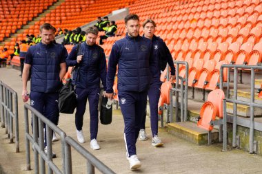 Blackpool oyuncuları, Blackpool - Luton Town maçından önce stadyuma geldiler. Bloomfield Road, Blackpool, İngiltere, 5 Kasım 202