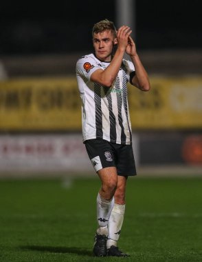 Hereford 'dan Jack Evans, 4 Kasım 202' de Hereford, İngiltere 'de oynanan Hereford FC-Portsmouth maçının ardından ev sahibi taraftarları alkışlıyor.