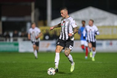 Hereford 'dan Miles Storey # 11, Birleşik Krallık' ın başkenti Hereford 'da oynanan birinci tur Hereford FC-Portsmouth maçında topla koşuyor.