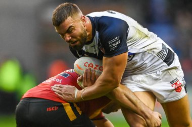 İngiltere 'den Mike McMeeken, Rugby Ligi Dünya Kupası 2021 Çeyrek Final Maçı' nda Papua Yeni Gine 'ye karşı Wigan, Birleşik Krallık' ta 5 Kasım 202 'de oynanan DW Stadyumu' nda Papua Yeni Gine karşılaşmasında Papua Yeni Gine 'li Rhyse Martin' e yenildi.