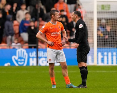 Hakem Tim Robinson, Blackpool 'dan Callum Connolly # 2 ile 5 Kasım 202' de Bloomfield Road, Blackpool 'da oynanan Blackpool-Luton Town maçında konuştu.