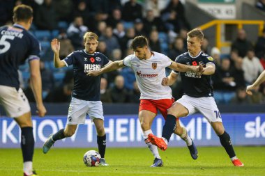 Hull City 'den Ryan Longman 5 Kasım 202' de The Den, Londra 'da Millwall vs Hull City' de oynanan Sky Bet Şampiyonası maçında Millwall defansına koşuyor.