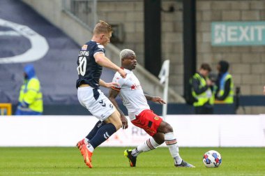 Hull City 'den Jean Michal Seri # 24 Sky Bet Şampiyonası maçında pas veriyor Millwall vs Hull City The Den, Londra' da, 5 Kasım 2022