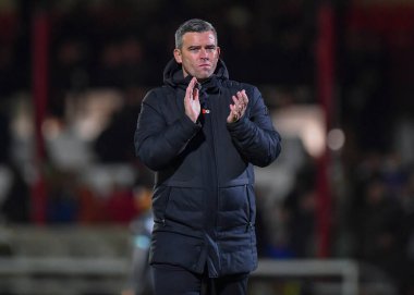 Plymouth Argyle teknik direktörü Steven Schumacher, 5: 1 'de Blundell Park, Cleethorpes, Birleşik Krallık' ta oynanan ve 5 Kasım 202 tarihinde oynanan Emirates FA Kupası Birinci Raundunda Grimsby Town - Plymouth Argyle maçında kaybettikten sonra üzgün görünüyor.