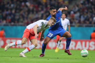 Flynn Downes ve Rachid Bouhenna, Romanya 'nın başkenti Naional' de oynanan UEFA Avrupa Konferans Ligi FCSB-West Ham United maçında 3 Kasım 2022