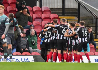 Grimsby Town forveti Keyendrah Simmonds (21) Grimsby Town, 5 Kasım 202 tarihinde Blundell Park, Cleethorpes, Birleşik Krallık 'ta oynanan Emirates FA Cup First Round karşılaşmasında 2-1' lik galibiyet golünü kutluyor.