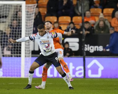 Blackpool 'dan James Koca # 3 Luton Town' dan Carlton Morris # 9 ile Bloomfield Road, Blackpool, Birleşik Krallık 'ta oynanan Blackpool-Luton Town maçında top için yarışıyor.