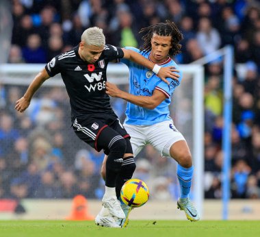 Andreas Pereira # 18 Fulham ve Nathan Ake # 6 Manchester City Premier League maçı sırasında Etihad Stadyumu 'nda Manchester City Fulham' a karşı 5 Kasım 202