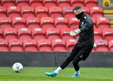 Plymouth Argyle kalecisi Callum Burton (25), 5 Kasım 202 tarihinde Blundell Park, Cleethorpes 'ta Grimsby Town ile Plymouth Argyle arasında oynanan ilk tur karşılaşmasında ısınmaya başladı.