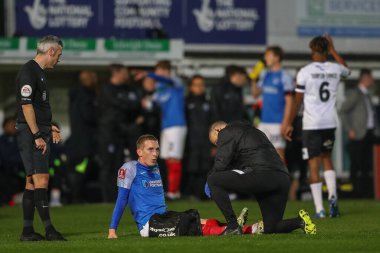 Portsmouth 'dan Ronan Curtis # 11, Birleşik Krallık' ın başkenti Hereford 'da oynanan ve 4 Kasım 202 tarihinde oynanan Hereford FC-Portsmouth maçında tıbbi tedavi gördü.