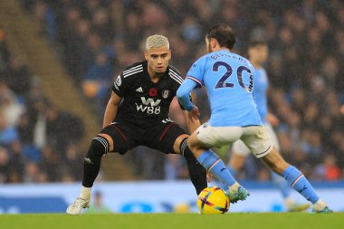 Fulham 'dan Andreas Pereira # 18 Premier League maçında Manchester City - Fulham maçında Manchester City - Manchester Stadyumu, 5 Kasım 202' de Bernardo Silva # 20 'nin yolunu kapatmaya çalışıyor.