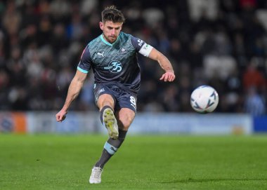 Plymouth Argyle orta saha oyuncusu Joe Edwards (8), 5 Kasım 202 tarihinde Birleşik Krallık 'ta Blundell Park, Cleethorpes' ta Grimsby Town ve Plymouth Argyle arasında oynanan ilk tur karşılaşmasında topu geçti.