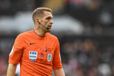 Craig Pawson, Hakem, Sky Bet Şampiyonası maçında Swansea City, Wigan Athletic 'e karşı Swansea.com Stadyumu, Swansea, İngiltere, 5 Kasım 202
