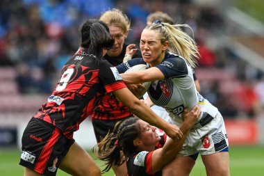 Hollie Dodd England, 5 Kasım 202 'de Wigan, İngiltere' deki DW Stadyumu 'nda oynanan İngiltere Bayanlar Rugby Ligi Dünya Kupası karşılaşmasında Kanadalı Natalie Tam ile karşılaştı.
