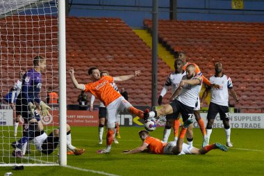 Luton Town 'dan 22 numaralı Allan Campbell, Blackpool' da Blackpool 'lu James Husband # 3 numaralı Blackpool Şampiyonası maçında Luton Town' a karşı Bloomfield Road, Blackpool, İngiltere 'de 5 Kasım 202' de top için yarışıyor.
