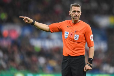 Craig Pawson, Sky Bet Şampiyonası 'nda hakem Swansea City, Wigan Athletic' e karşı Swansea.com Stadyumu, Swansea, Birleşik Krallık, 5 Kasım 202