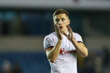 Hull City 'den Greg Docherty, 5 Kasım 202' de Londra 'nın başkenti The Den' de oynanan Sky Bet Şampiyonası 'nda taraftarları son düdükle selamlıyor.