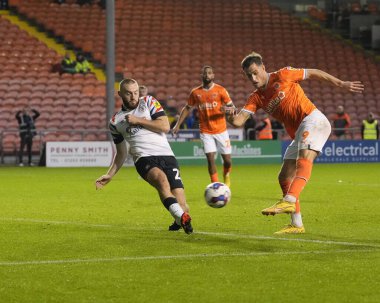 Luton Town 'dan 22 numaralı Allan Campbell, Blackpool' lu Jerry Yates 'den Blackpool # 9' luk bir şutu blokluyor Blackpool Luton Town 'a karşı Bloomfield Road, Blackpool, İngiltere, 5 Kasım 202