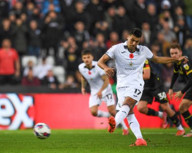 Swansea City 'den 17 numaralı Jol Piroe, 5 Kasım 2022' de Swansea.com Stadyumu 'nda oynanan Swansea City - Wigan Athletic maçında penaltı noktasından 2-2' lik skora ulaştı.