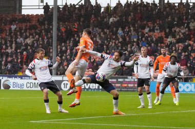 Blackpool 'dan Jordan Thorniley # 34, Luton Town' dan Tom Lockyer 'ın baskısı altında topu fırlatıyor. Blackpool Luton Town' a karşı 5 Kasım 202 'de Bloomfield Road, Blackpool' da oynanan maçta Luton Town maçında.