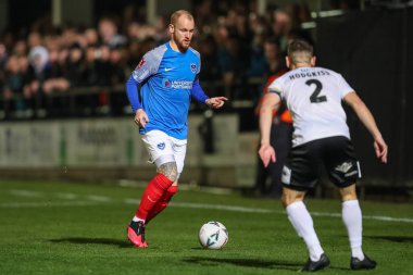 Portsmouth 'tan Connor Ogilvie 4 Kasım 202' de Edgar Street, Hereford, İngiltere 'de oynanan Emirates FA Cup First Round karşılaşmasında topla koşuyor.