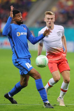 Malcom Edjouma ve Flynn Downes, UEFA Avrupa Konferans Ligi karşılaşmasında FCSB ile West Ham United arasında 3 Kasım 2022 'de Bükreş, Romanya' nın Naional kentinde oynanan karşılaşmada