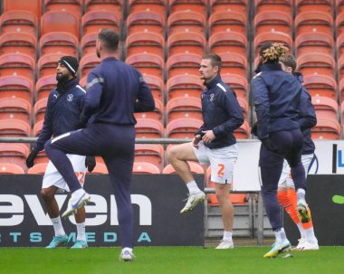 Blackpool 'dan Callum Connolly 5 Kasım 202' de Bloomfield Road, Blackpool 'da Blackpool-Luton Town maçından önce ısınıyor.