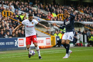 Hull City 'den Cyrus Christie topu sürüyor Tyler Burey # 14 Millwall Gökyüzü İddia Şampiyonası' nda Millwall Hull City 'e karşı 5 Kasım 202' de The Den, Londra 'da