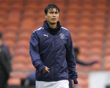 Blackpool # 12 Kenny Dougall, Blackpool 'da oynanan Blackpool-Luton Town maçından önce ısınıyor.