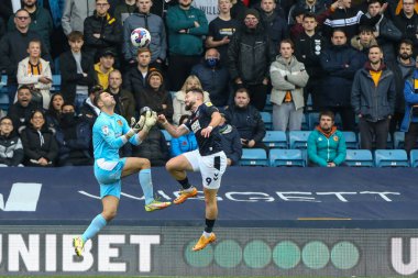 Hull City 'den Nathan Baxter # 13 ve Millwall' dan Tom Bradshaw # 9 Millwall Şampiyonası karşılaşmasında Millwall Hull City 'ye karşı 5 Kasım 202