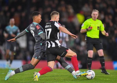 Plymouth Argyle (19), Grimsby Town orta saha oyuncusu Bryn Morris (17) ile Blundell Park, Cleethorpes, Birleşik Krallık, 5. Novembe maçında Grimsby Town - Plymouth Argyle maçında top için mücadele etti.