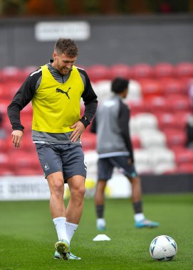 Plymouth Argyle defans oyuncusu Dan Scarr (6), 5 Kasım 202 tarihinde Birleşik Krallık 'ta Blundell Park, Cleethorpes' ta Grimsby Town - Plymouth Argyle maçında ısınma turunda