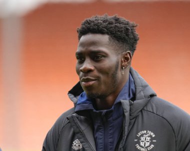 Luton Town 'dan Elijah Adebayo, 5 Kasım 202' de Bloomfield Road, Blackpool 'da oynanan Blackpool-Luton Town maçından önce sahaya bakıyor.