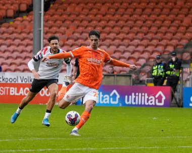 Blackpool 'dan Charlie Patino 5 Kasım 202' de Bloomfield Road, Blackpool 'da Blackpool-Luton Town maçında kalede şut çekiyor.
