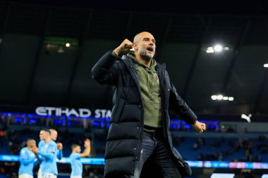 Manchester City teknik direktörü Pep Guardiola, Premier League maçında Manchester City ile Fulham maçında 5 Kasım 202 'de Etihad Stadyumu' nda kazandığı 2-1 'lik galibiyeti kutluyor.