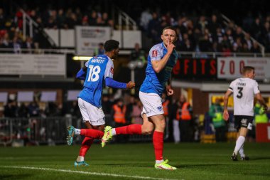 Portsmouth 'dan 18 numaralı Reeco Hackett-Fairchild, 4 Kasım 202' de Birleşik Krallık 'ın başkenti Hereford' da oynanan ve Hereford FC 'nin Portsmouth' a karşı oynadığı birinci tur müsabakasında 1-1 'lik galibiyetini kutluyor.