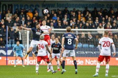 Hull City 'den Alfie Jones # 5 numara Millwall' ın 5 Kasım 202 'de The Den, Londra, İngiltere' de oynanan Sky Bet Şampiyonası maçında Millwall - Hull City maçında Millwall # 9 numaralı Tom Bradshaw 'un baskısı altında topa liderlik ediyor.