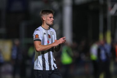 Hereford 4 numaralı Luke Haines, 4 Kasım 202 'de Birleşik Krallık' ın başkenti Hereford 'da oynanan ve Hereford FC' nin Portsmouth 'a karşı oynadığı birinci tur karşılaşmasından sonra ev sahibi taraftarları alkışlıyor.