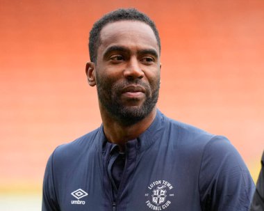 Luton Town 'dan Cameron Jerome # 35, Blackpool Luton Town' a karşı oynanan 5 Kasım 202 'deki Sky Bet Şampiyonası maçından önce sahada inceleme yapıyor.