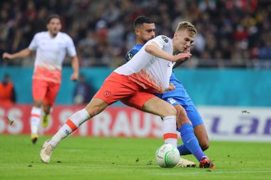 Flynn Downes ve Rachid Bouhenna, Romanya 'nın başkenti Naional' de oynanan UEFA Avrupa Konferans Ligi FCSB-West Ham United maçında 3 Kasım 2022