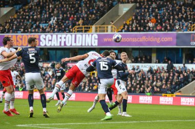 Hull City 'nin Tobias Figueiredo # 6' sı, 5 Kasım 202 'de Londra' nın The Den kentinde oynanan Sky Bet Şampiyonası maçında kafa atmak için mücadele ediyor.