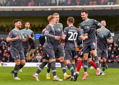  Plymouth Argyle (20) orta saha oyuncusu Adam Randell (20), 2 Kasım 'da İngiltere' nin Cleethorpes kentinde Blundell Park 'taki Grimsby Town - Plymouth Argyle maçında takım arkadaşları tarafından açılış golünü attığı için tebrik ediliyor.